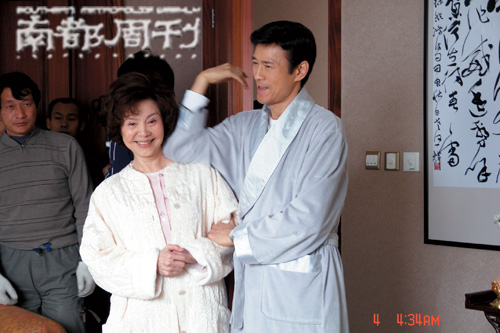 郑少秋在片场为归亚蕾按摩