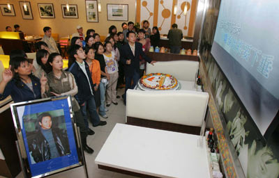 张国荣武汉“粉丝团”怀念哥哥 图/记者熊波