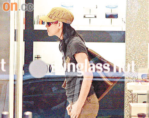 海味在眼镜店内试太阳眼镜，期间露出腰后的纹身。