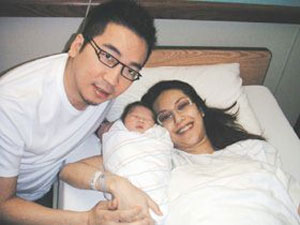 王世均、洪晓蕾看着刚出生的女儿，相当开心(资料图片)
