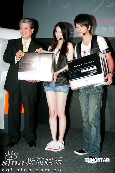 王传一赖雅妍情侣装亮相 为电动游戏做宣传(图)
