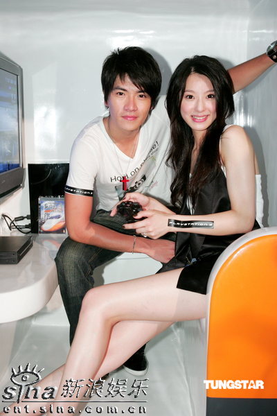 王传一赖雅妍情侣装亮相 为电动游戏做宣传(图)