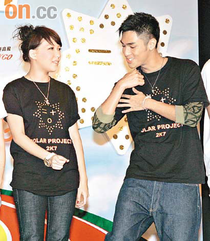 卫诗关楚耀出席活动全程亲密交谈旁若无人图