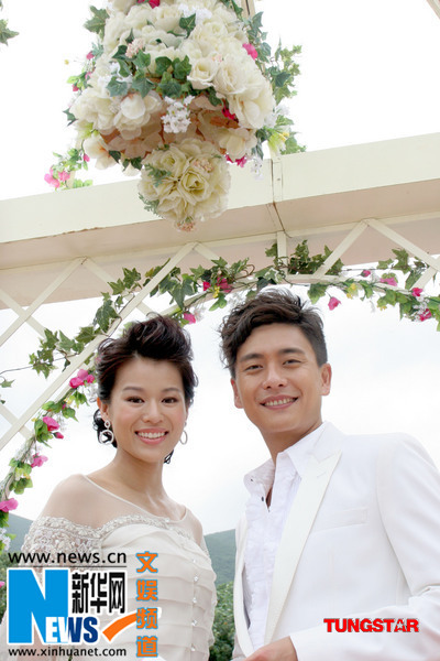 黄宗泽胡杏儿晒幸福 沙滩办婚礼浪漫热吻(图)