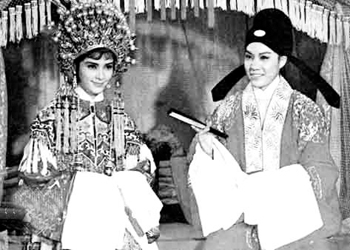 《三笑》剧照，左为陈思思。