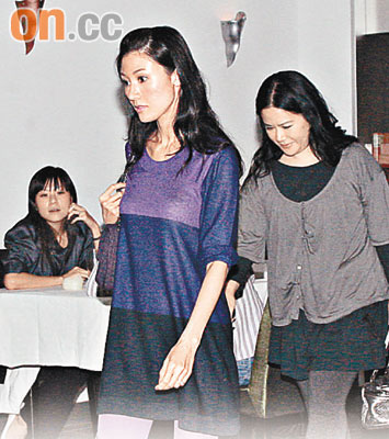 李嘉欣撇下许晋亨与女友吃大餐照顾周到图