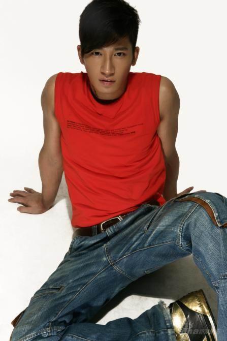 袁耀发拍新单曲宣传照 不习惯收敛阳光笑容扮酷