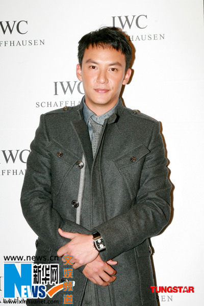 张震表情一丝不苟