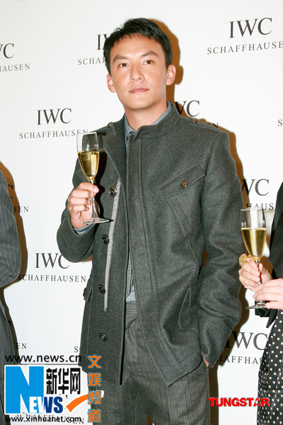 “举杯望明月”