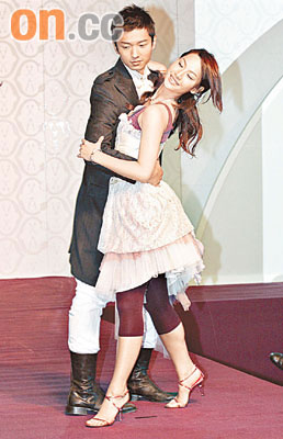 徐子珊束胸跳芭蕾抢镜吴嘉龙与女友街头亲昵