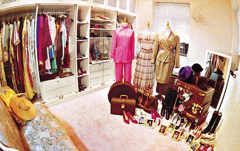 在歌坛大红大紫的邓丽君，以春青岁月换到的是一室华衣美服，却找不一个可以付托终身的对象，令人不胜欷歔。