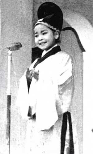 11岁的邓丽君参加歌唱赛，以《访英台》一曲夺黄梅调得冠军，尽显她的歌唱才华