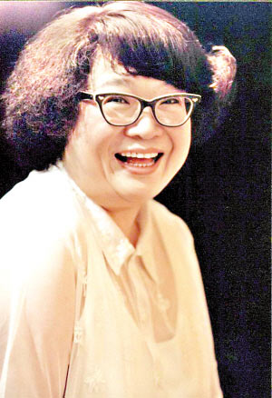 爽朗笑声、猫头鹰式发型及眼镜是肥姐的标记。