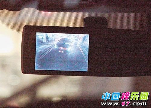 两位公众人物拍拖，一定吸引不少狗仔队跟踪，许晋亨有备而战，早在车内安装电视，看到车后的情况