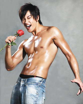 何润东为杂志拍摄封面赤裸上半身露出结实腹肌 手机新浪网