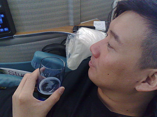 杜汶泽带结婚照外出拍剧(图)