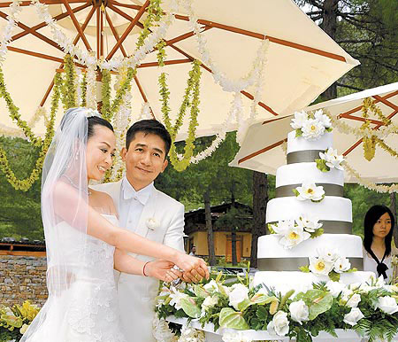 嘉玲和伟仔甜蜜接受众人祝福