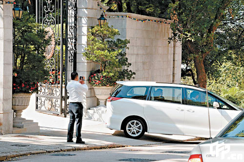 刘銮雄日会吕丽君夜探女助手享天伦之乐(图)