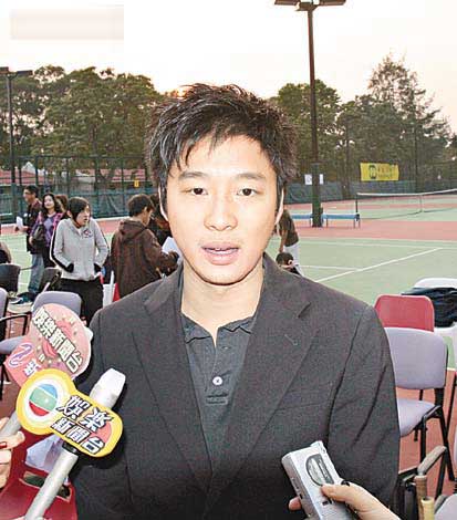 霍启山代父出席活动 尴尬谈母再婚(图)