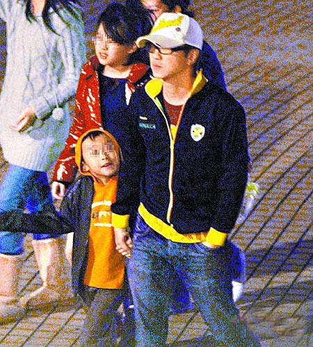 庾澄庆(中)和大姐(左)带小哈利去吃意大利面 哈林呼唤儿子小哈利,露