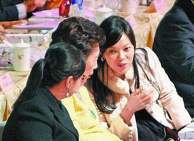 狗狗(右)在台下不时与郭妈妈交头接耳,婆媳关系融洽