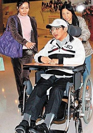 黎姿胞弟黎婴被接出医院参加婚礼