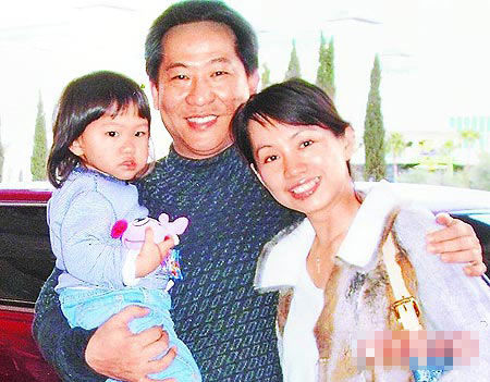 蔡幸娟去年圣诞节才刚结束与资深制作人前夫谢孔忠近6年婚姻,但昨《一