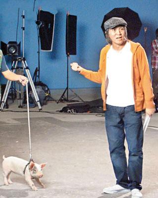 周星驰拍广告换搭档 施浑身解数逗小猪(图)