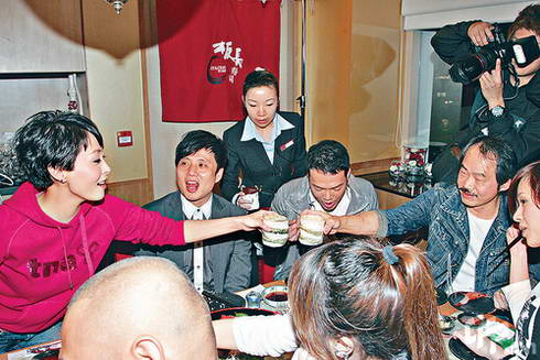 汤盈盈与元华开心地碰杯.