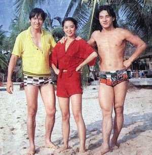 林青霞与成龙(右)、秦祥林的合影