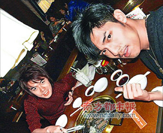 关楚耀(右)和王友良关系甚好,常常一起相约访日