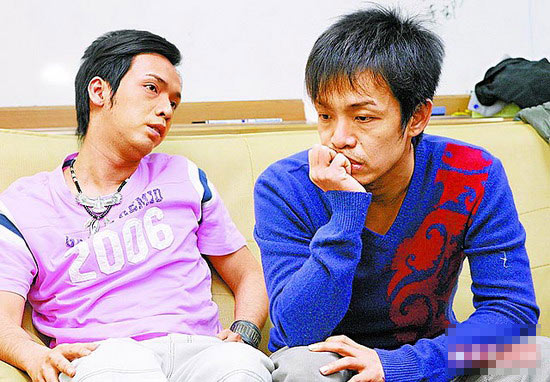 大炳(右)和弟弟小炳先后投身演艺圈