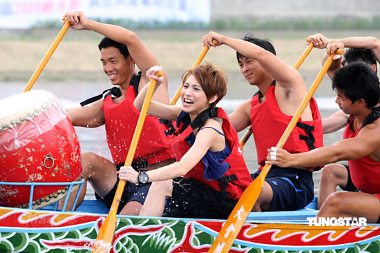 戴佩妮初尝划龙舟 被裸身猛男抱起欣喜不已(图)