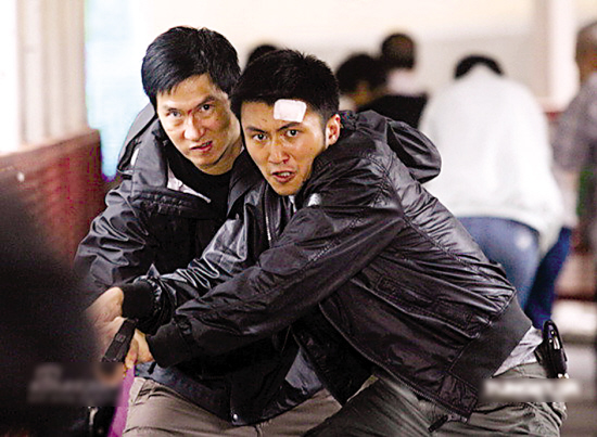 张家辉(左)在电影《证人》中表现出色