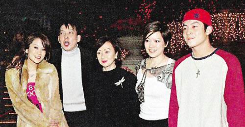 2003年，未破产的陈泽民与前妻及三个子女(资料图片)