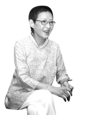 昨日，作家胡因梦接受媒体记者采访　　本报记者 陈艺丰 摄