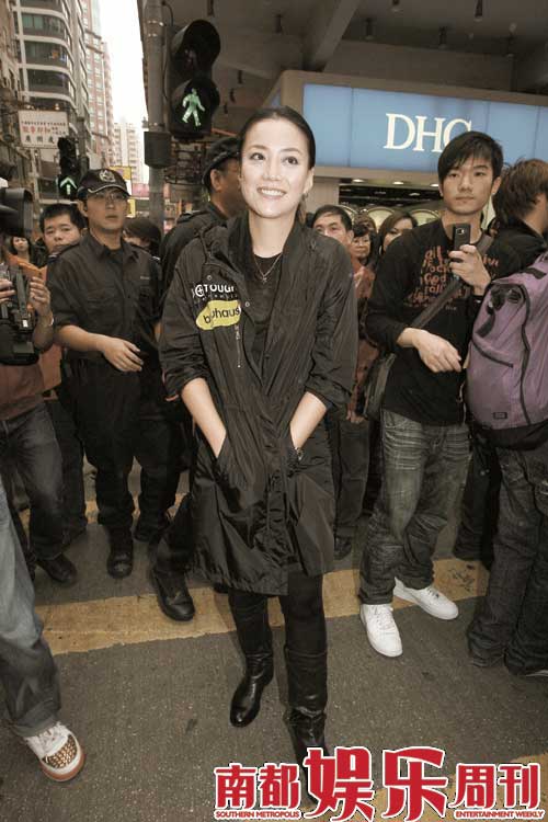 霍汶希经常出现在媒体的镜头前，一副明星范儿的她总是可以巧妙应付地记者的刁钻提问。