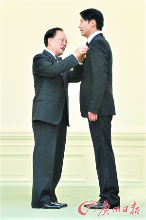 曾荫权为黎明别上铜紫荆星章