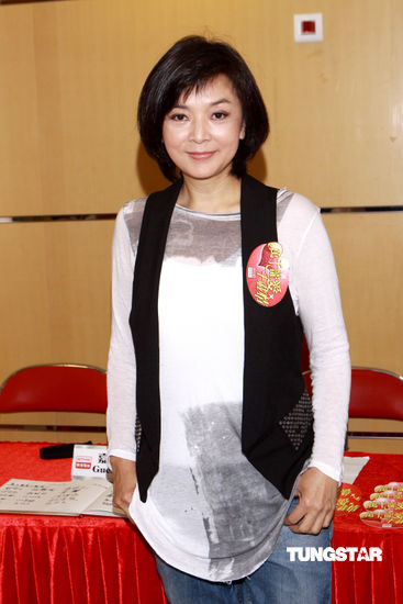 陈玉莲零酬劳拍片 王菀之声带受损写字条沟通