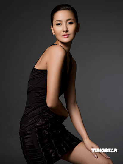 周汶锜淡雅妆容拍摄广告 裸妆大秀水嫩肌肤(图)