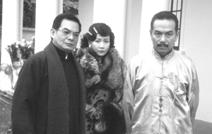 陈鸿烈（右一）在《胭脂水粉》中演老板祝满山