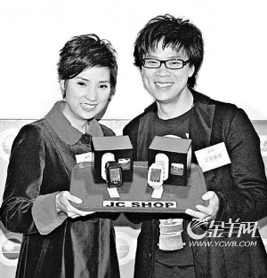 戚美珍接受陈志云(右)采访。