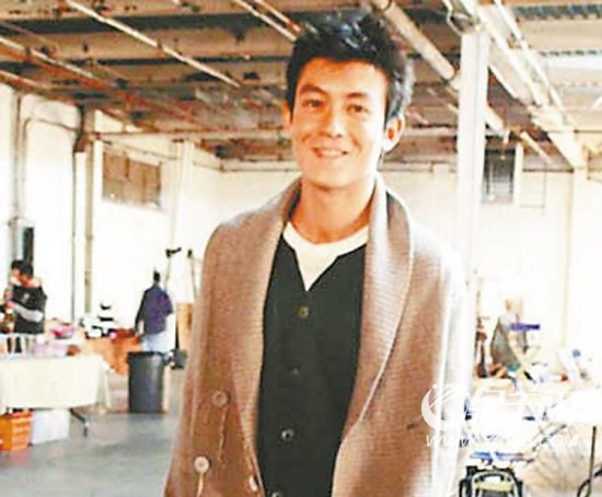 陈冠希在片场一脸轻松