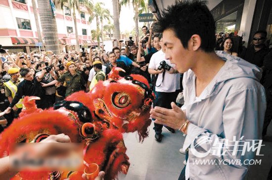 陈冠希开店吸引了近千名粉丝前来支持