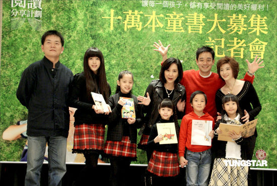 张佩珊出席捐书会 让书籍到真正需要的地方(图)