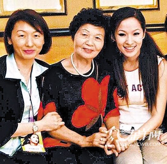 萧亚轩与母亲、外婆的感情深厚（资料图片）