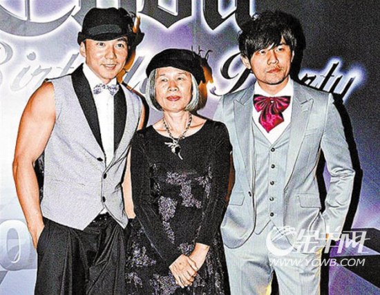 妈妈叶惠美（中）与好友刘畊宏(左)都来给周董贺寿
