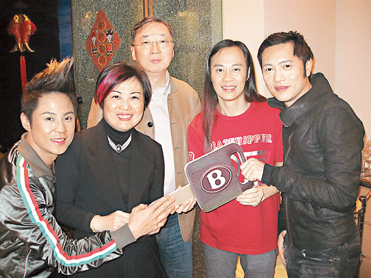 在威尼斯人酒店的年三十派对上,陈淑芬老公陈柳泉抽中头奖价值逾三