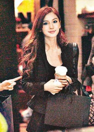 拿着战利品离开名店的Baby