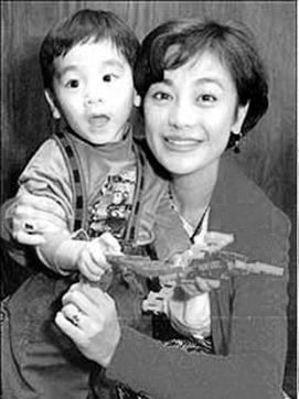 张艾嘉与儿子（资料图片）
